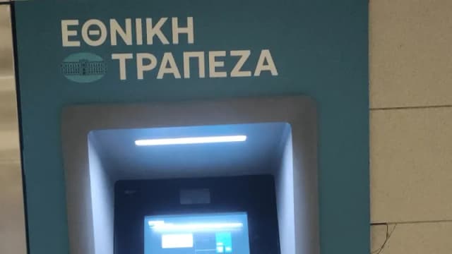 Jak wziąć debet w bankomacie i uniknąć wysokich opłat?