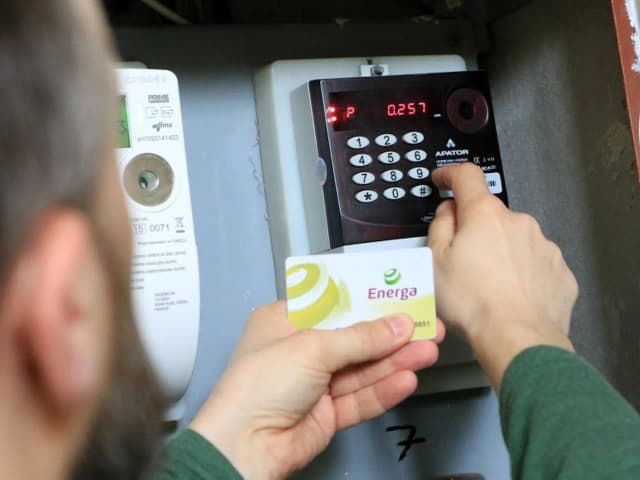 Jak zrobić debet na licznik przedpłatowy i uniknąć przerwy w prądzie